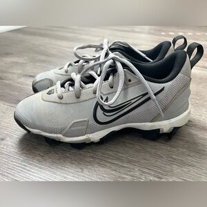 Nike Kids Boys Cleats Gray and Black Sports Shoes 1.5